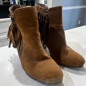 Fringe healed booties, brown.